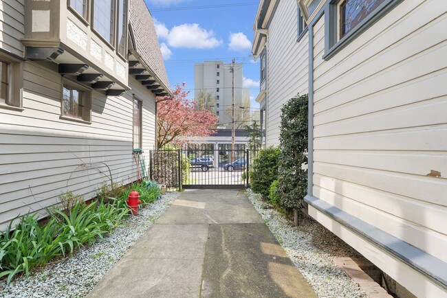 Building Photo - GATED OFF STREET PARKING - Top Floor Unit ...