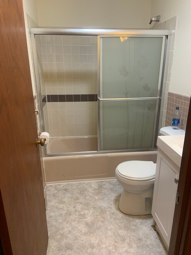 Building Photo - 1166 Middle Tpke W