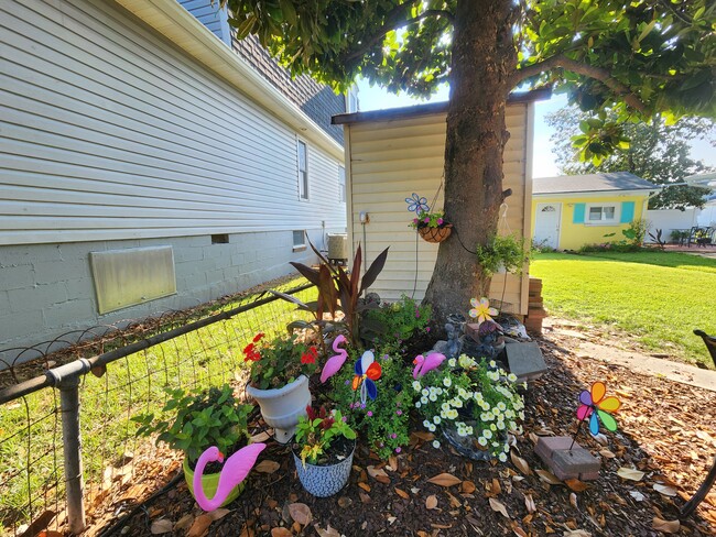 Yard with a partial warter view - 1204 Lossing Ave