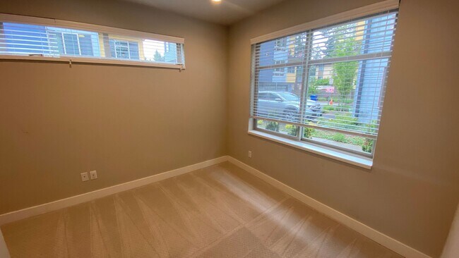 Building Photo - Modern 4BR Townhome in Prime Bellevue | AC | Bellevue Schools | Minutes to Microsoft