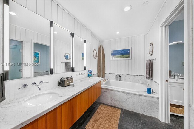 Building Photo - 6103 Aqua Ave