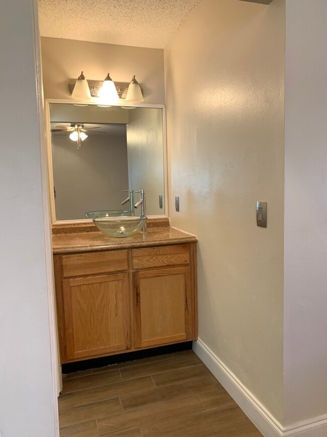 Building Photo - 3 Bedroom Remodeled Home in Surrey Ridge
