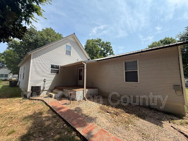Building Photo - 212 W Pecan St