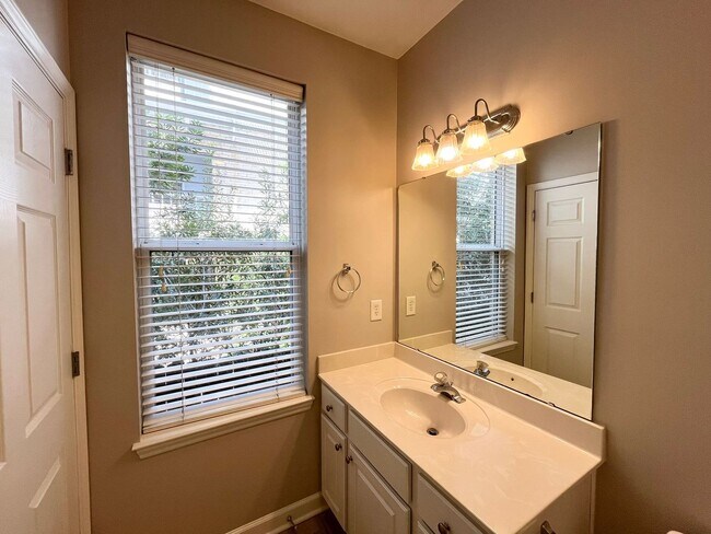 Building Photo - Spacious 2BD, 2BA Condo in a Prime Locatio...