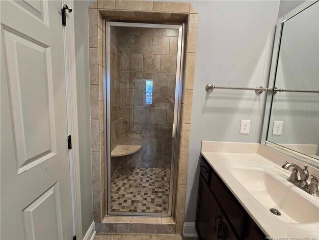 Building Photo - Rental in gated Gates Four!