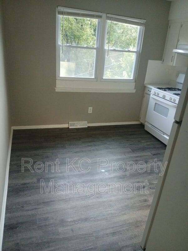 Building Photo - 5038 N Topping Ave