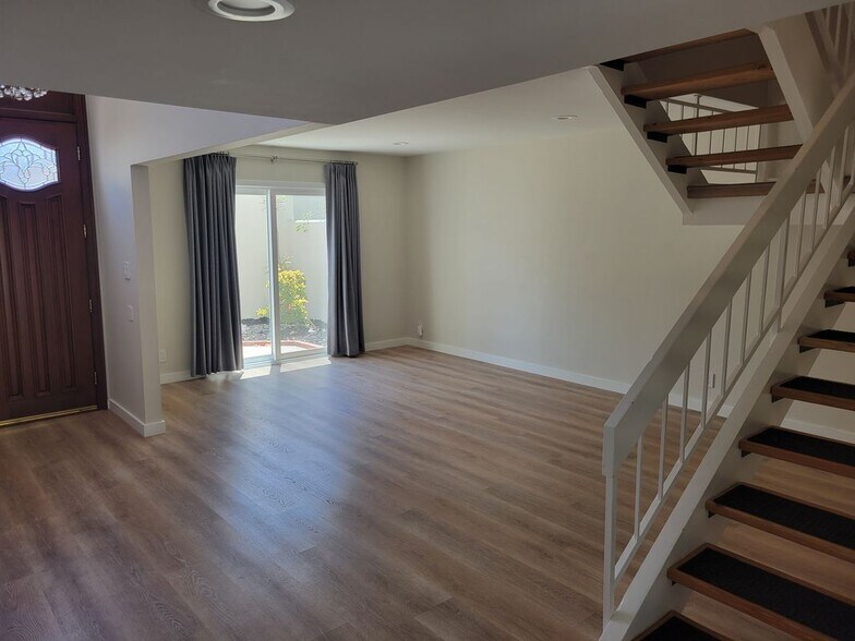 Building Photo - 11 Meadowsweet