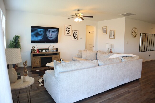 Building Photo - Two-story, 5 bed room, 3 bathroom, 3 livin...