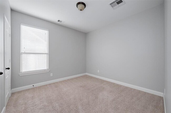 Building Photo - 46 Sandwell Place