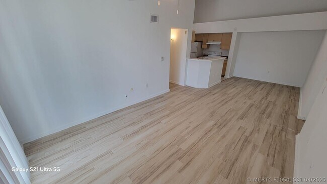 Building Photo - 1220 Villa Cir