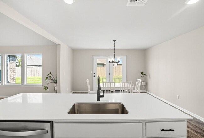 Building Photo - Like new, Move in Ready.