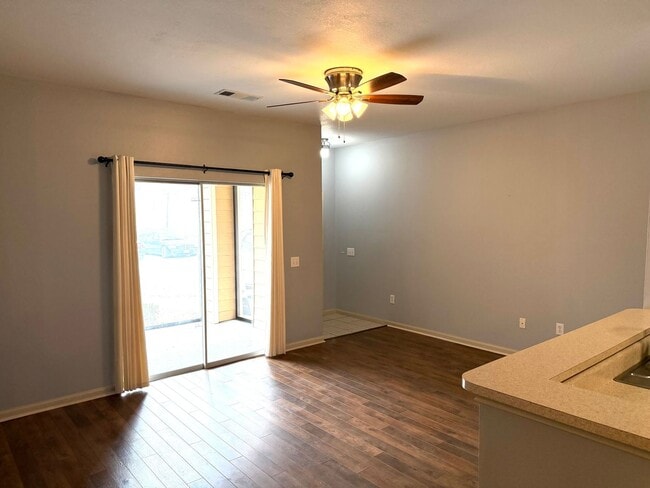 Building Photo - One Bedroom Condo with Garage