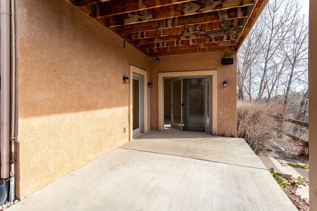 Building Photo - Stunning Rancher with Mountain Views