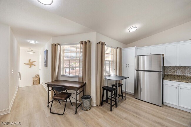 Building Photo - 640 Luisa Ln