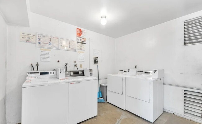 Building Photo - 7904 Laurel Canyon Blvd