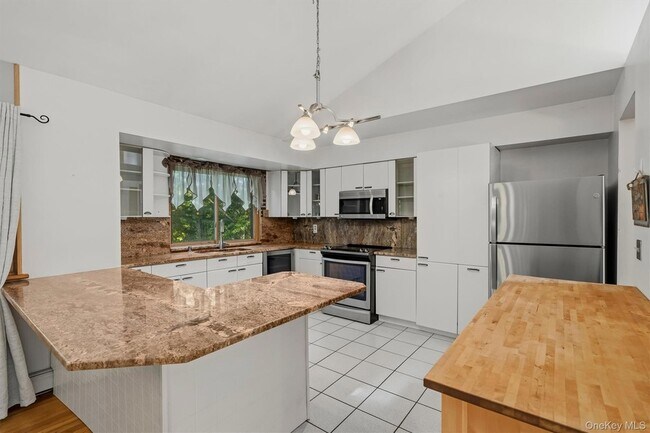 Building Photo - 383 NY-32