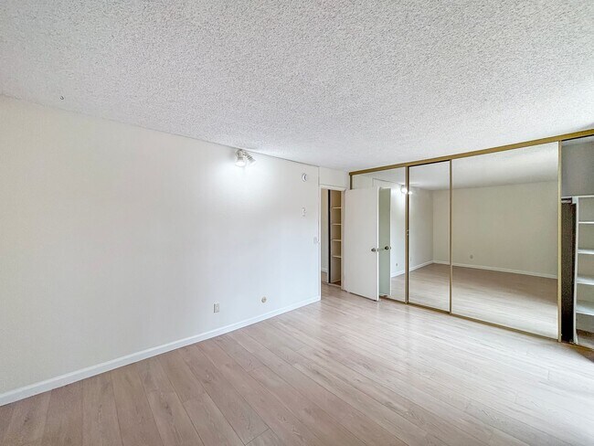 Building Photo - Charming 1BD/1BA Condo in University City ...