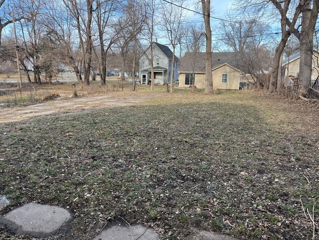 Building Photo - Updated 3bed 2bath