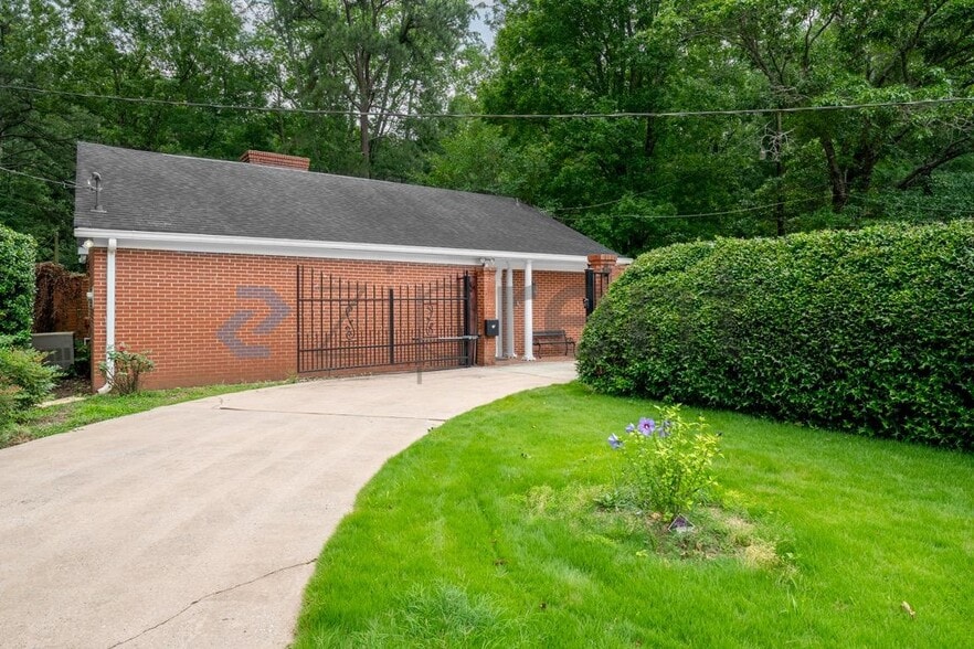 Building Photo - 615 Pinecrest Dr