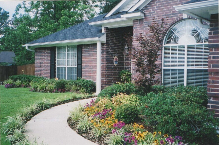 Building Photo - 2405 Tyler Ln