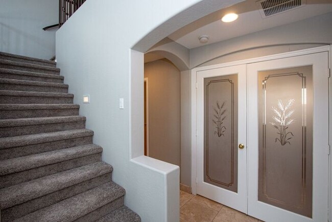 Building Photo - Welcome to this stunning 4 bedroom, 2.5 ba...