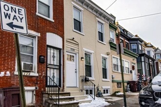 Building Photo - 3 bedroom, 1.5 bath fully renovated townhome in City of Wilmington