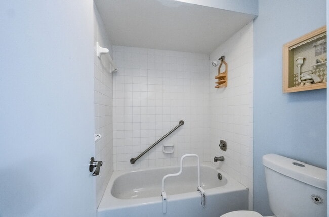 Building Photo - 1023 Pine Isle Ln