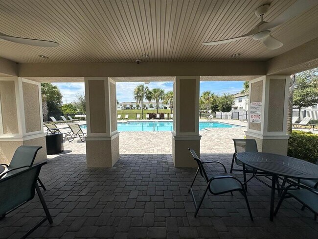 Building Photo - 118 Mandovi St