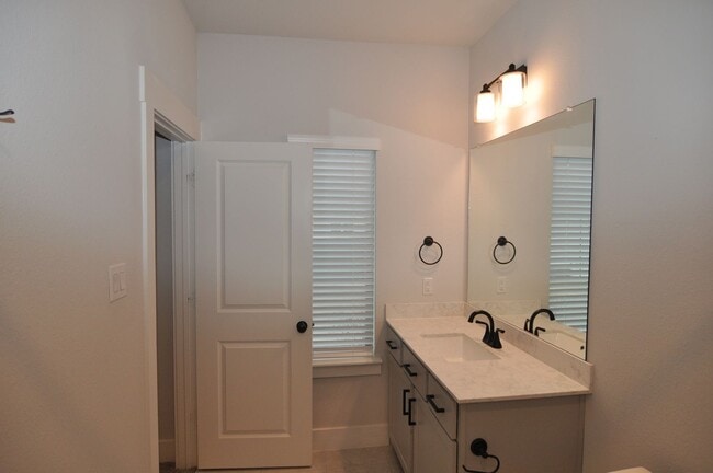 Building Photo - 829 Crystal Oak Ln