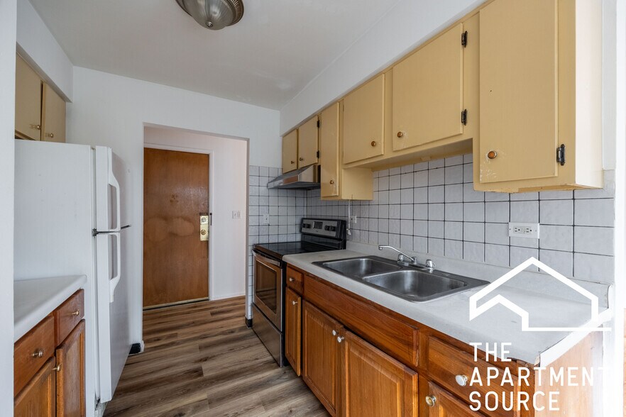 Primary Photo - 6250 N Kenmore Ave