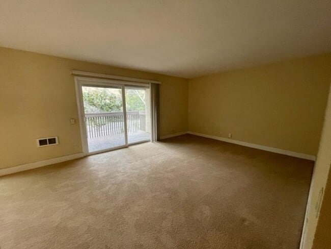 Building Photo - 2 bedroom, 2 bath top floor condo in La Jolla