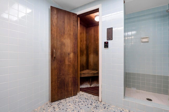 Building Photo - 1625 SE 10th Ave