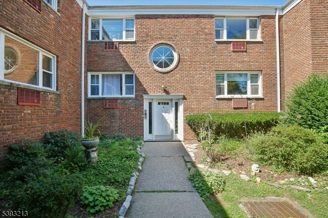 Building Photo - 300 Claremont Ave