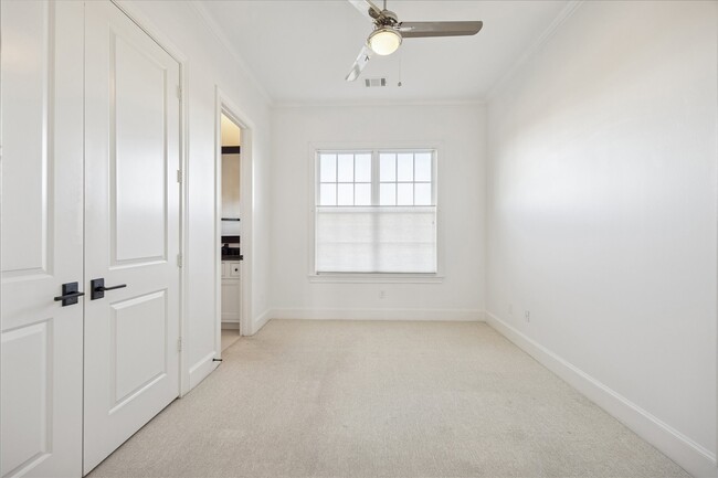 Building Photo - 3850 Glen Arbor Dr