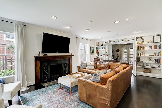 Primary Photo - 2829 Sunset Blvd