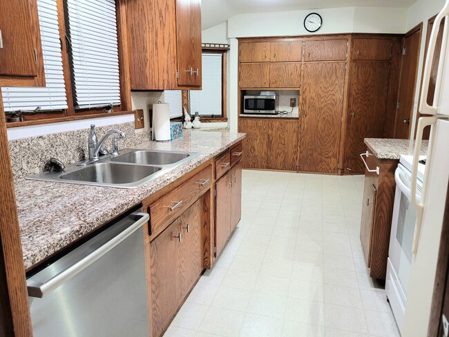 Building Photo - Great Roseville Home, Moundsview Schools, ...