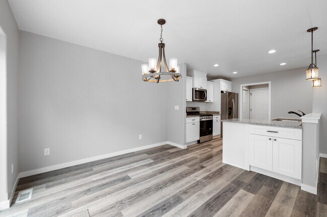 Building Photo - 2103 Daisy Dr