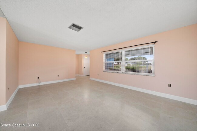 Building Photo - 512 Dolphin St