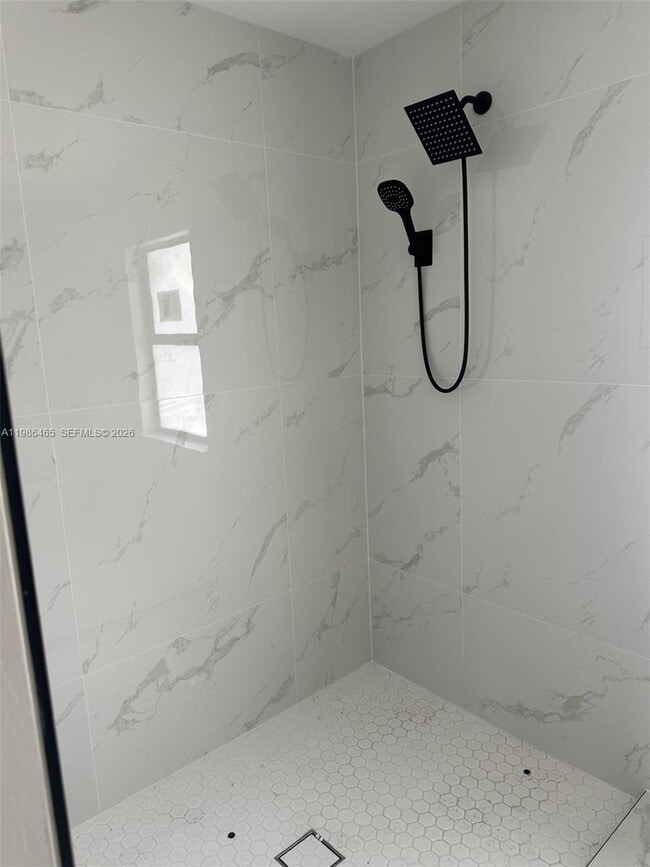 Building Photo - 712 Euston Ave S