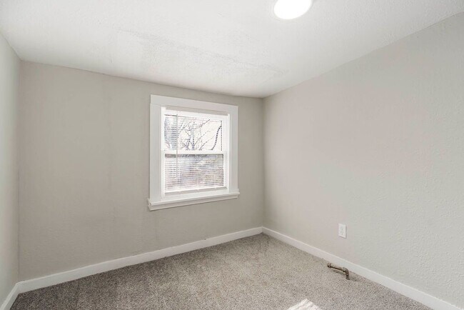 Building Photo - Spacious 5-Bedroom Home with 2 Full Bathro...