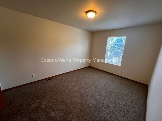 Building Photo - 4 bed house in Hawk's Nest!