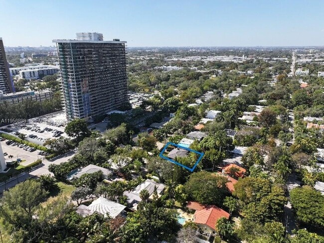 Building Photo - 811 NE 70th St