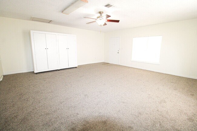 Building Photo - 2729 Christian Dr