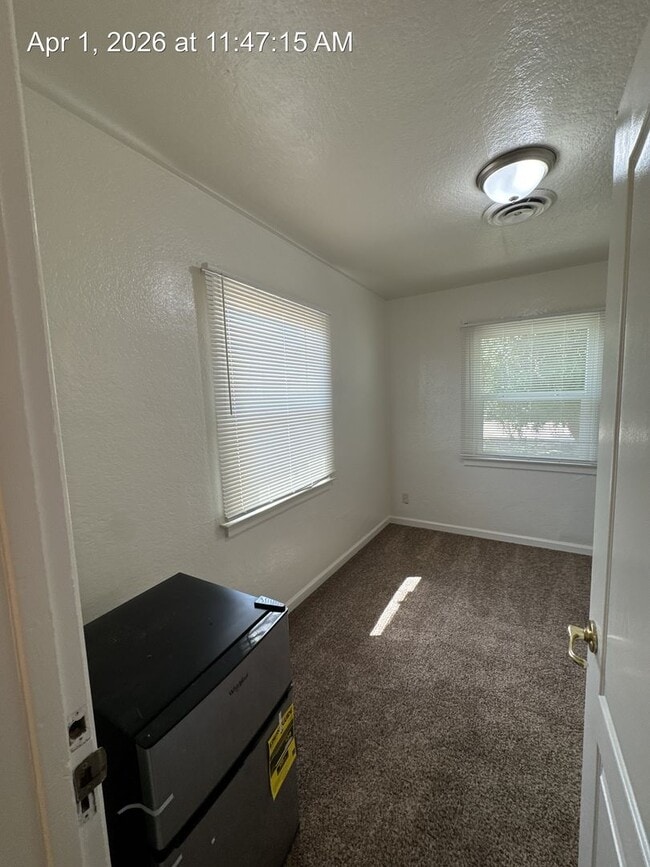 Building Photo - Country Home located in Tulare Available Now!!