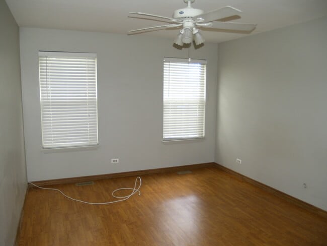 Building Photo - 290 Green Knoll Ln