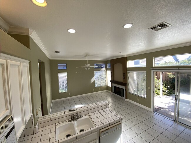 Building Photo - Charming Single-Story Home in Tracy — Across from the Park!