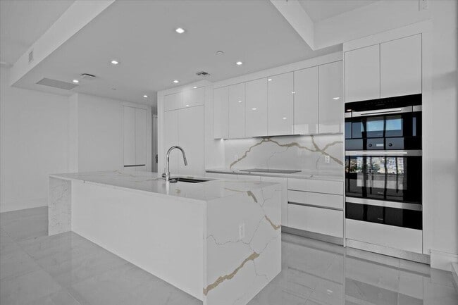 Building Photo - 220 Lake Shore Dr