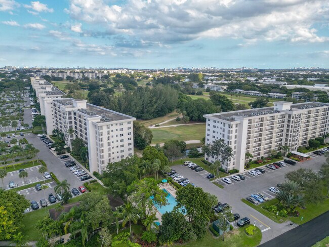 Building Photo - 3200 N Palm Aire Dr