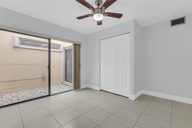 Building Photo - 1341 E Golfview Dr