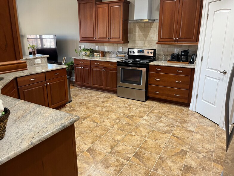 Building Photo - Room in House on Ray Rd